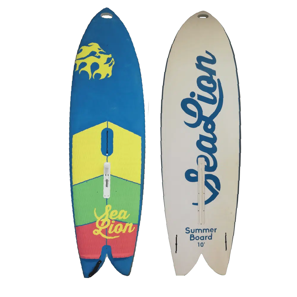 Planche de surf avec les mots "lion de mer" inscrits dessus
