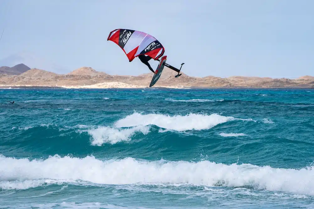 Une personne fait du kiteboard dans l'océan avec des vagues