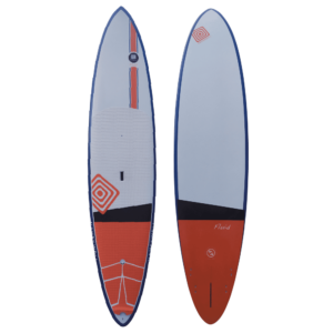 Une paire de planches de surf avec des motifs orange et noir