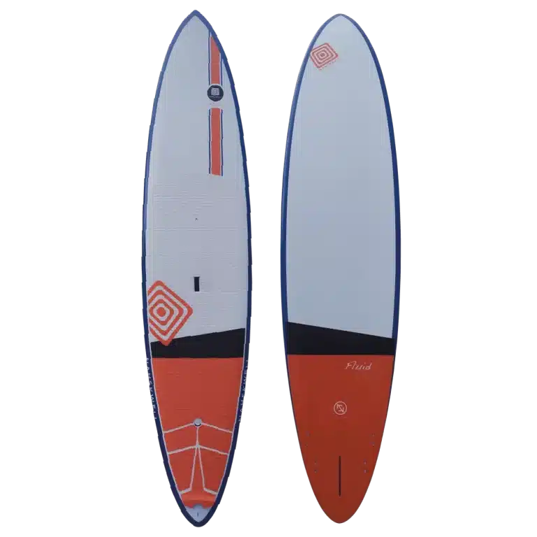 Une paire de planches de surf avec des motifs orange et noir