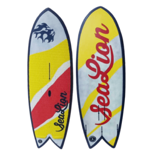 Planche de surf jaune et rouge avec les mots "lion" inscrits dessus