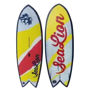 Planche de surf jaune et rouge avec les mots "lion" inscrits dessus