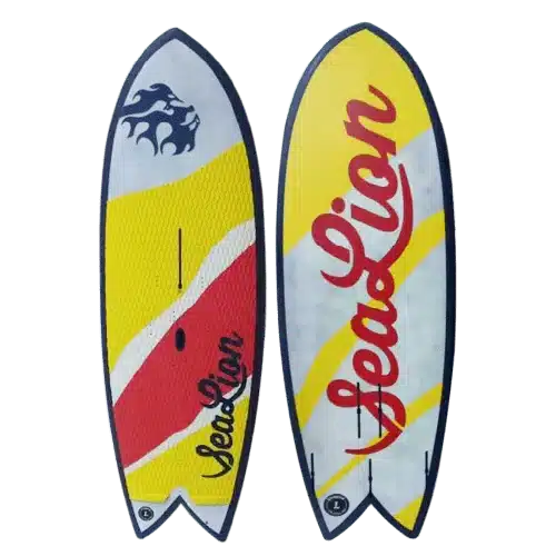 Planche de surf jaune et rouge avec les mots "lion" inscrits dessus