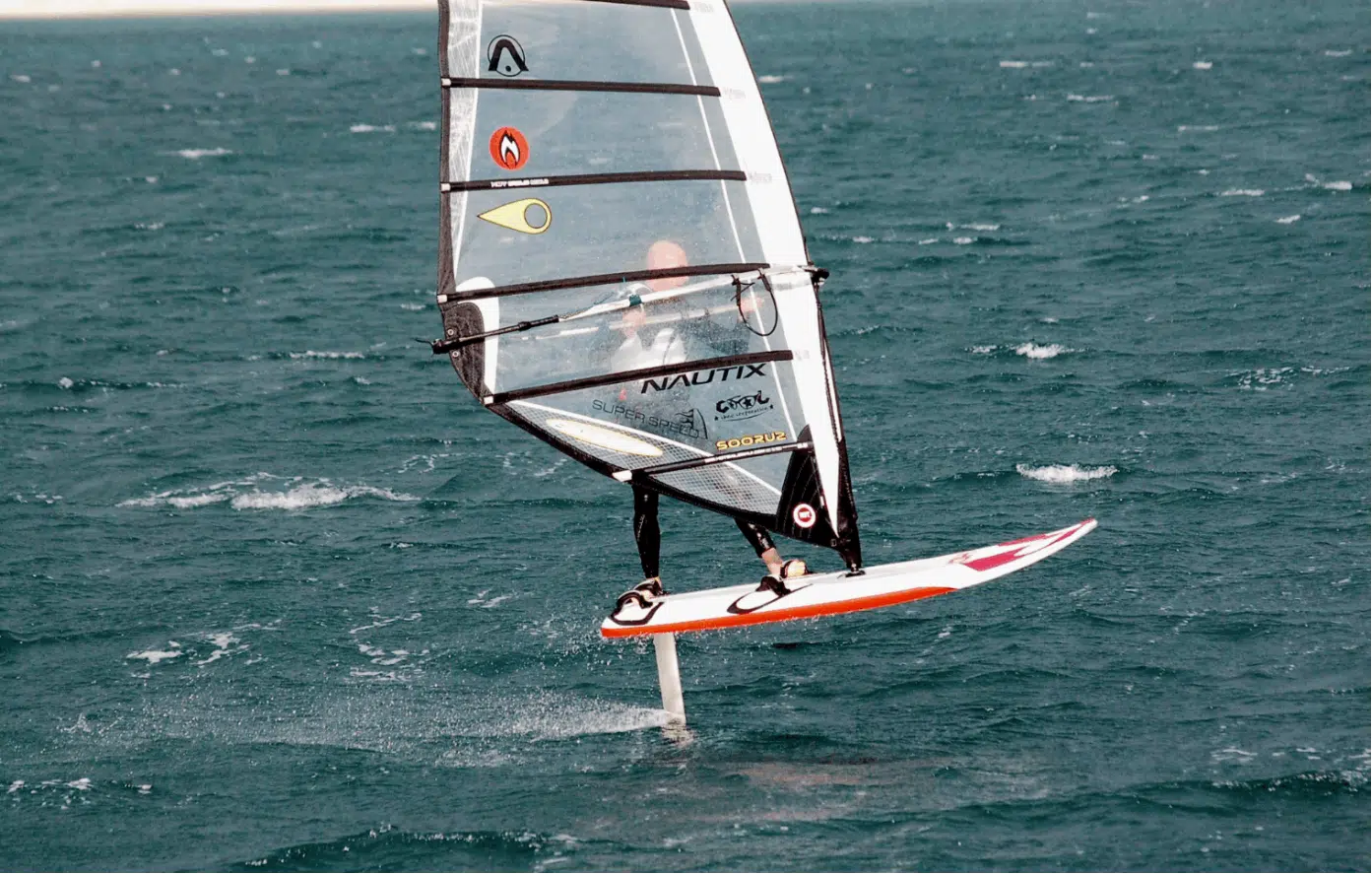 Un homme sur une planche de windsurf dans l'océan