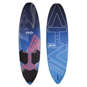 Planche de surf bleue et rouge avec les mots "atv" inscrits dessus