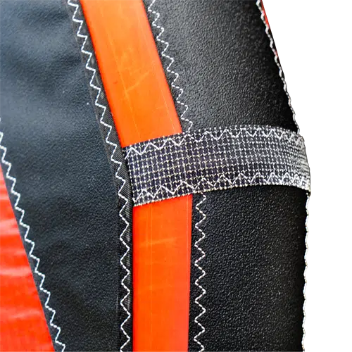 Vue rapprochée de l'arrière d'une veste à rayures orange et noires
