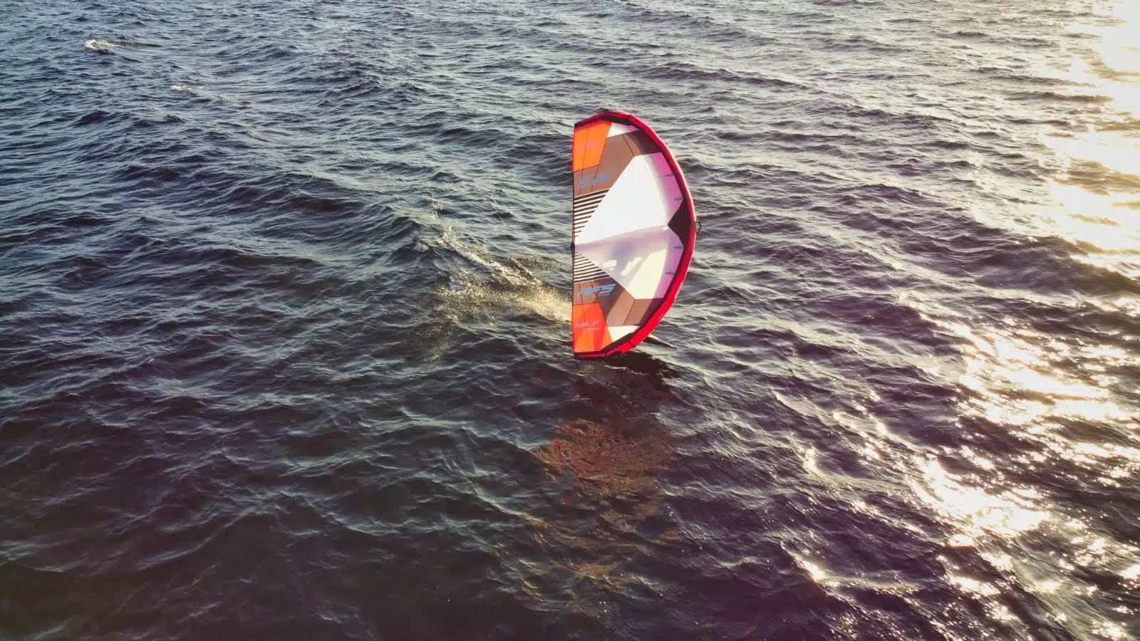 Une personne faisant de la planche à voile dans l'océan