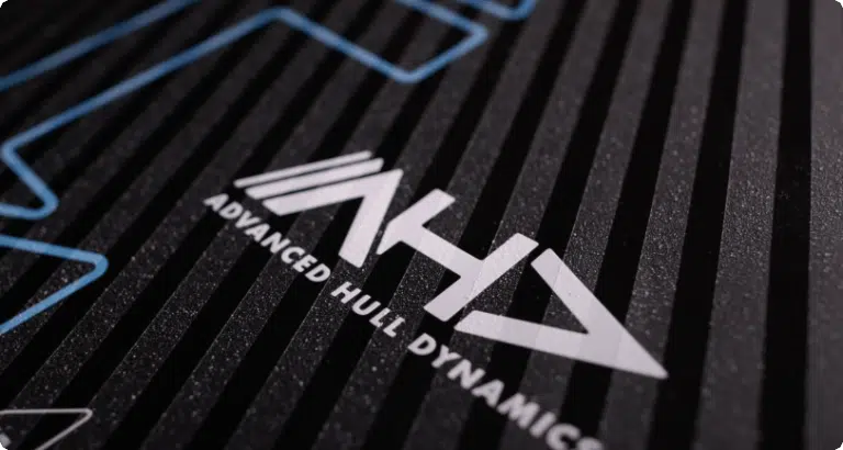 Logo de dynamique de coque avancée sur un fond rayé noir et blan