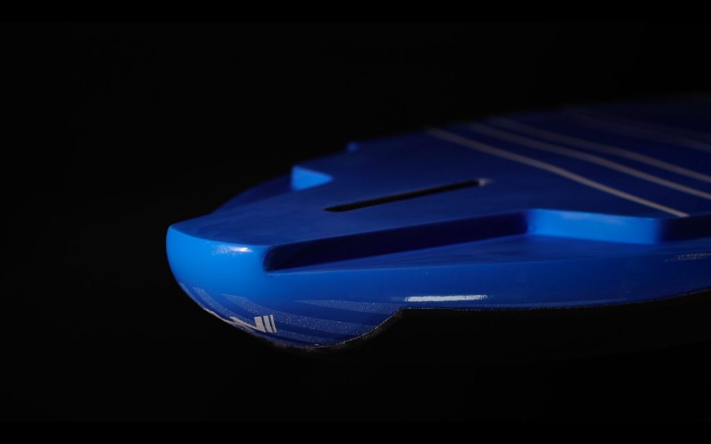 Planche de surf bleue sur fond noir
