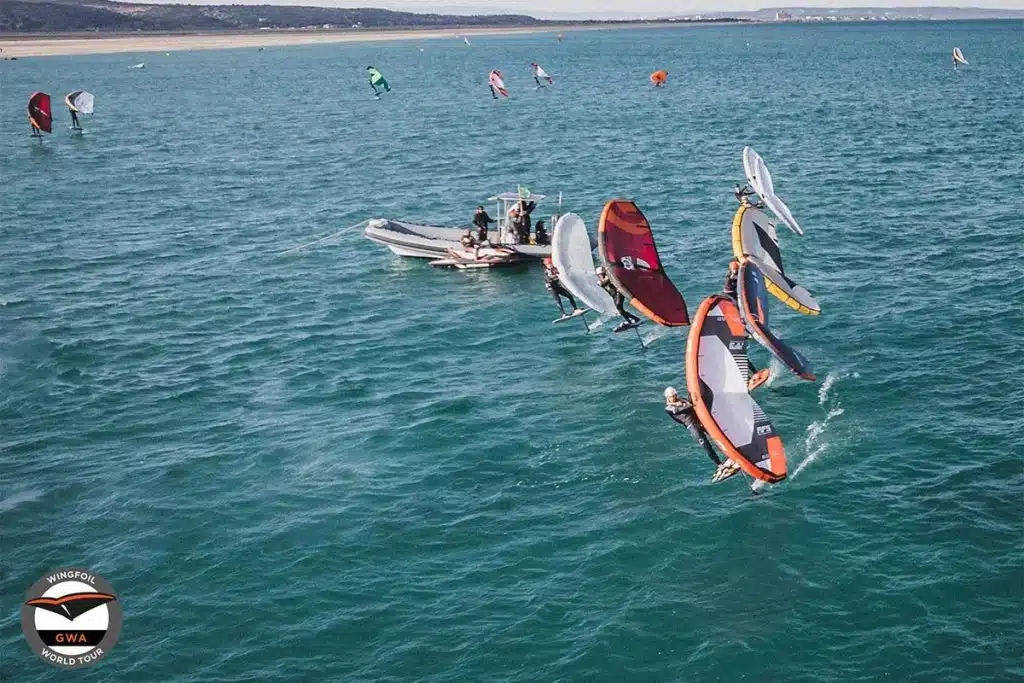 Un groupe de personnes faisant de la planche à voile dans l'océan