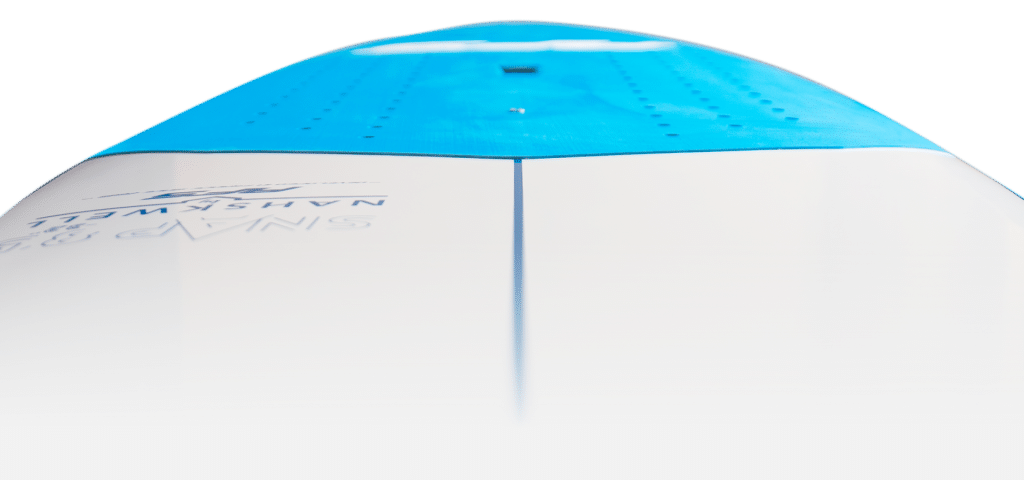 Une planche de surf en gros plan avec un logo bleu et blanc