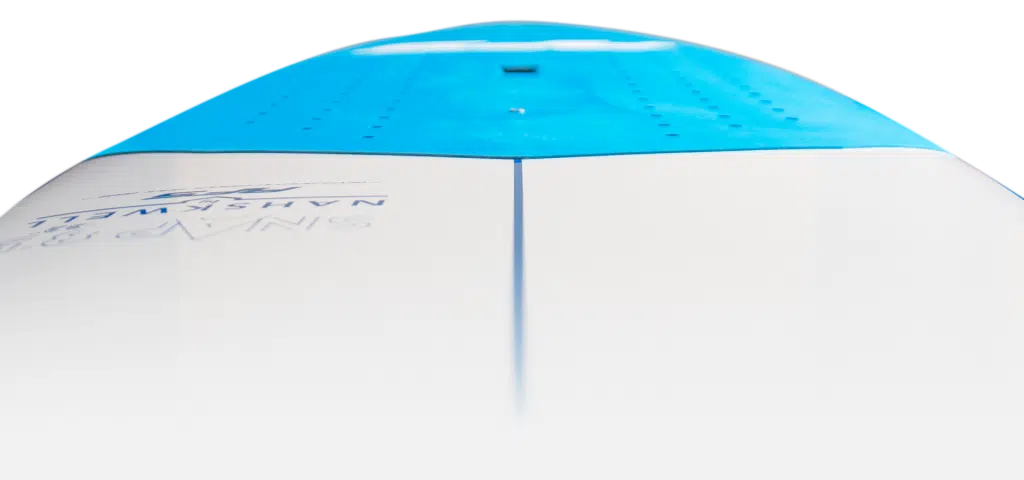 Une planche de surf en gros plan avec un logo bleu et blanc