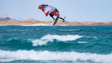 Une personne fait du kiteboard dans l'océan avec des vagues